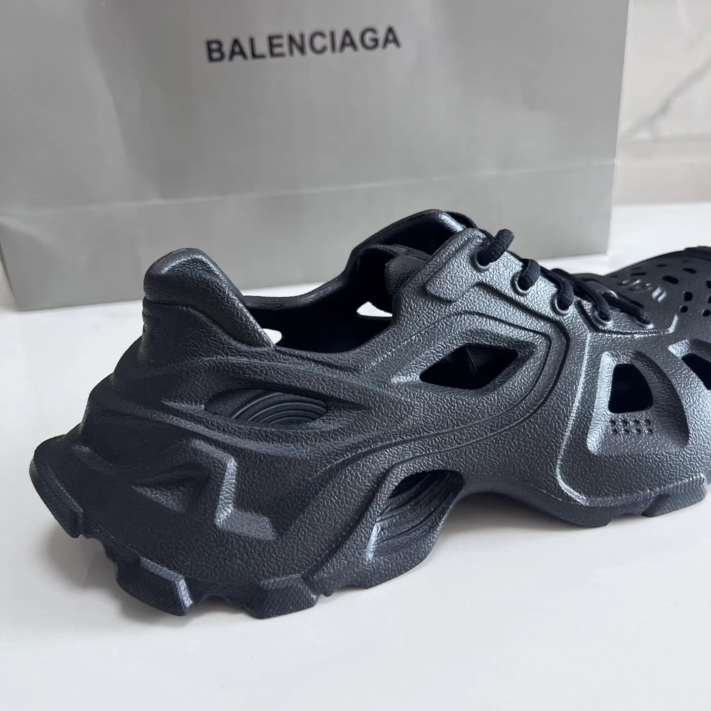 👟👟Ex-factory price 380👟👟 Balenciaga must-have beach shoes for summer. Men's and women's shoes are made of ultra-light 95% (injection molding) EVA plastic, 5% foam plastic foam cushioning material#Ultra-lightweight one-piece foam shoe mold❗New summer product, French high-end luxury brand - Balenciaga BALENCIAGA 3XL Rubber Low Top Sneakers 3XL version series summer beach wading versatile trendy lace-up casual sports hole sandals. Size: 35-46